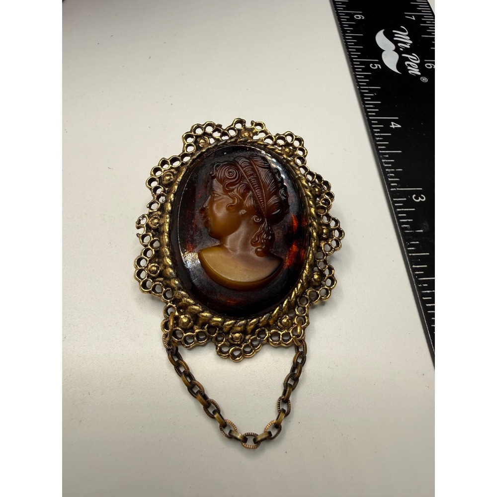 Vintage Gold Tone Faux Tortoiseshell Cameo Brooch Pendant with‎ Safety Chain